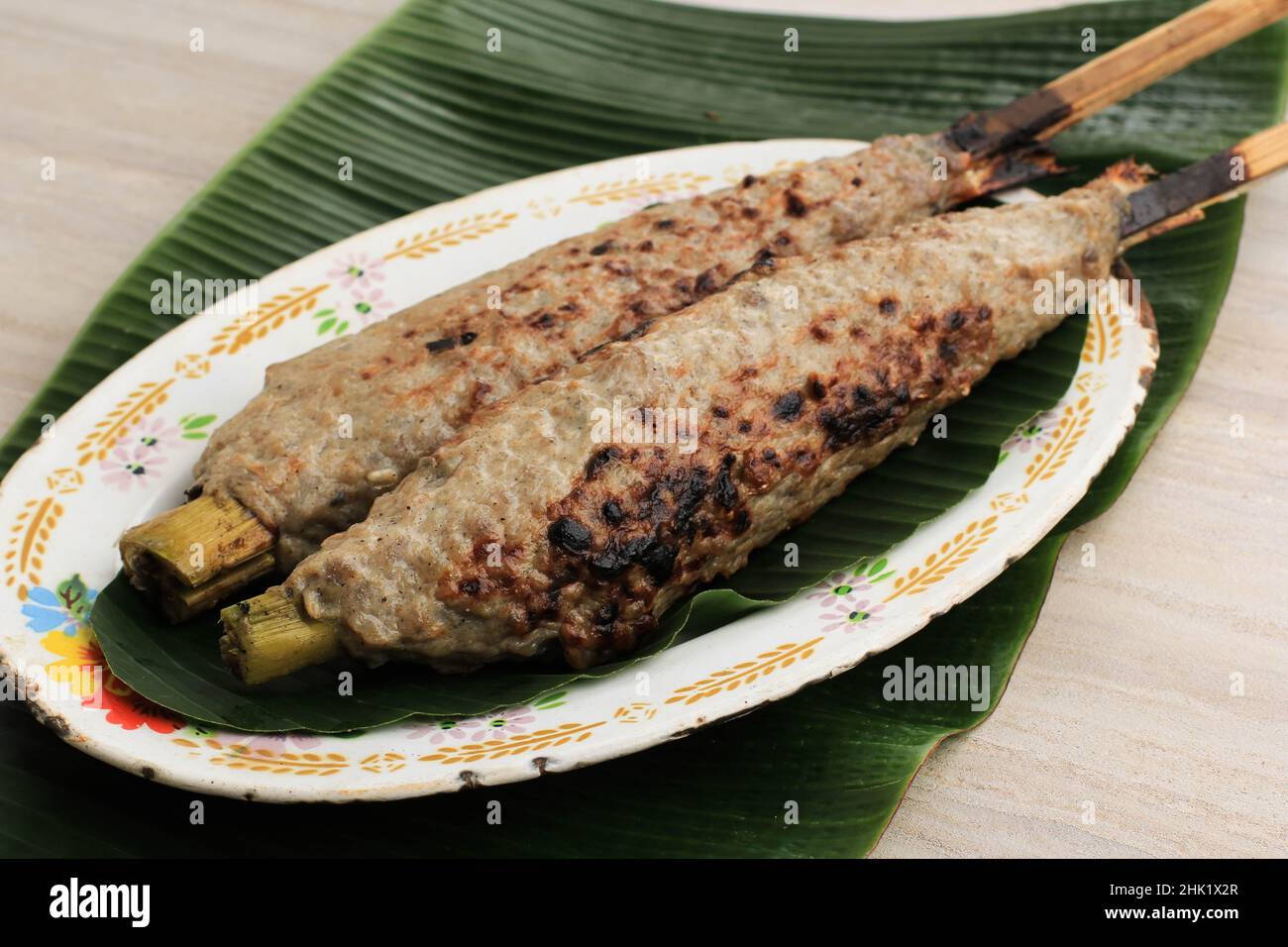 Sate Bandeng: Traditionelle Küche aus Banten, Indonesien. Sate Bandeng wird aus entbeintem Milchfisch, gemischt mit Kokosmilch, geriebener Kokosnuss und Gewürz, hergestellt Stockfoto