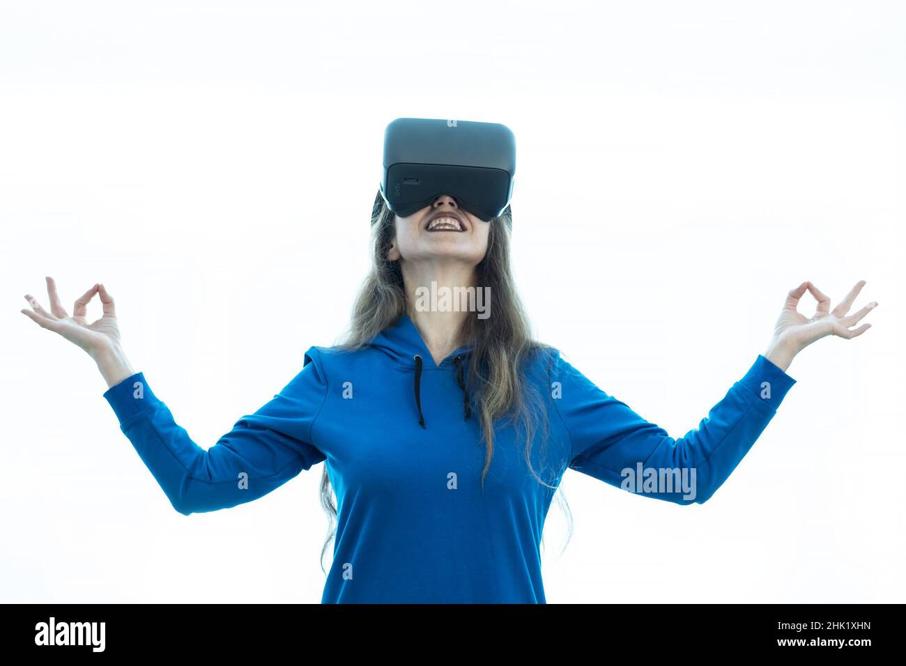 Eine Frau, die lächelt und Yoga mit einer Brille macht. Stockfoto