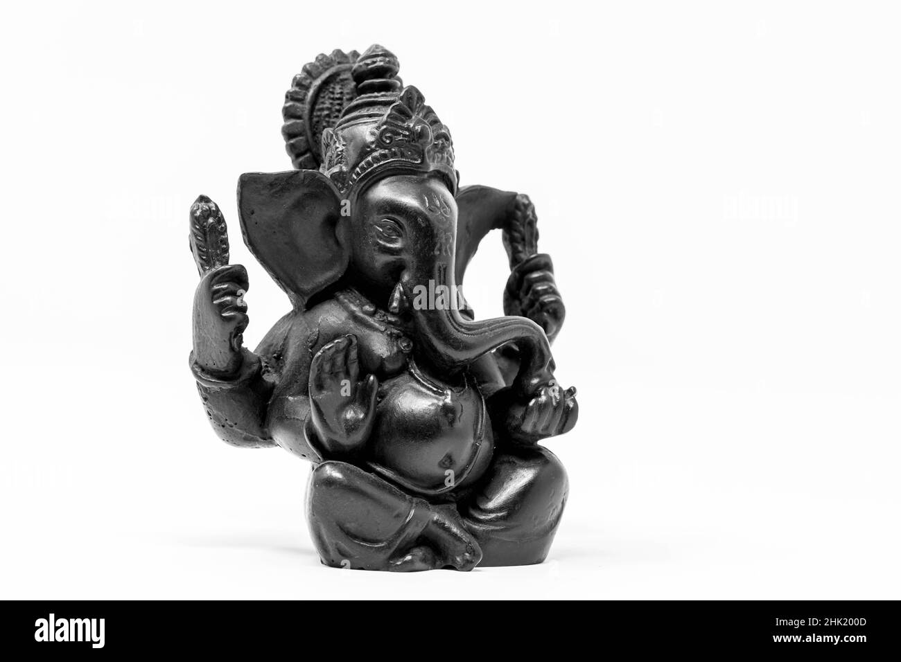 Nahaufnahme der schwarzen Statue von Lord Ganesha isolierter Hintergrund Stockfoto