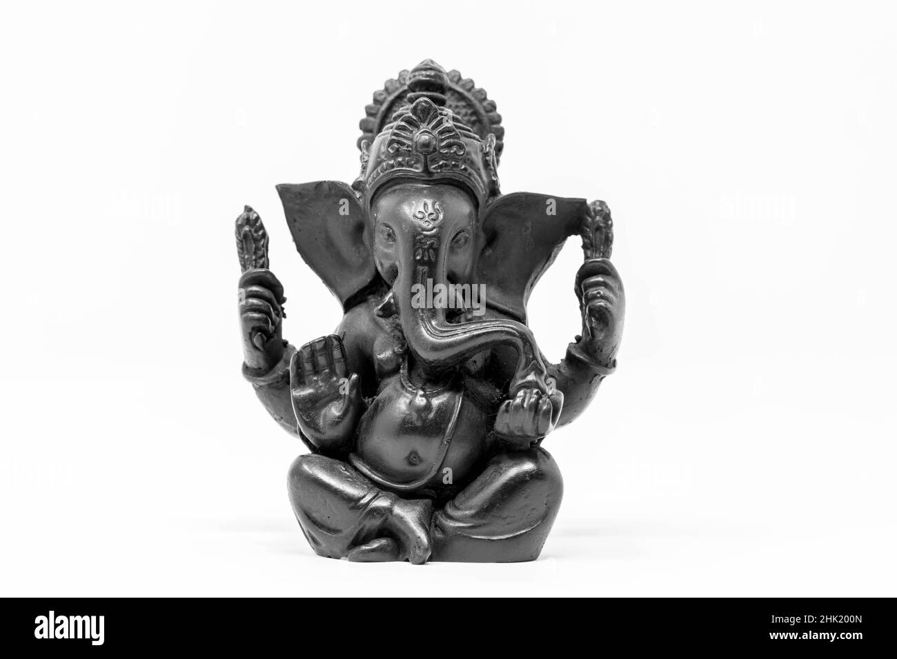 Nahaufnahme der schwarzen Statue von Lord Ganesha isolierter Hintergrund Stockfoto