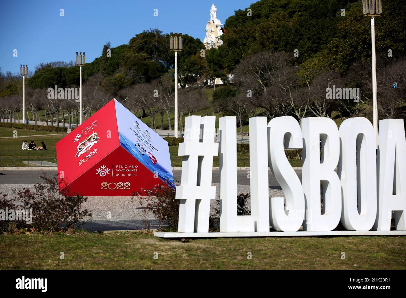 Lissabon. 1st. Februar 2022. Am 1. Februar 2022 ist auf dem Marques de Pombal Platz in Lissabon, Portugal, eine Plakatwand mit der Aufschrift „glückliches chinesisches Neujahr“ zu sehen. Quelle: Pedro Fiuza/Xinhua/Alamy Live News Stockfoto