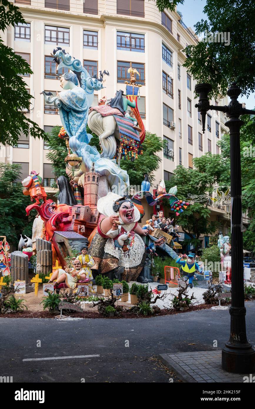 Valencia, Spanien - 4. September 2021: Die Cartoon-Skulpturen des Nationalfestivals Fallas zeigen aktuelle Ereignisse in einer satirischen, humorvollen Wa Stockfoto