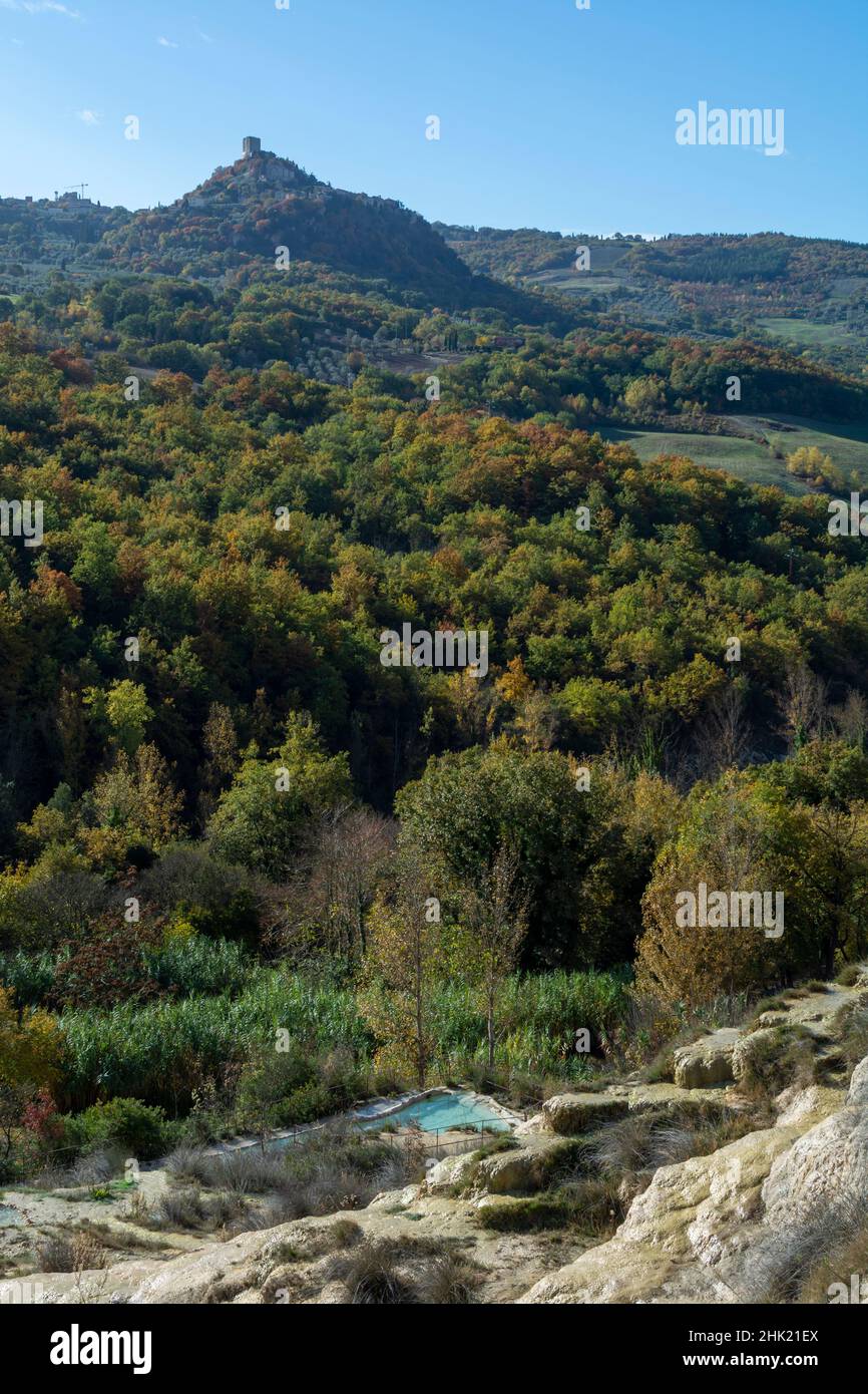 Alte heiße Thermalquellen und Schwimmbad im Naturpark Dei Mulini, Bagno Vignoni, Toskana, Italien im Herbst Stockfoto