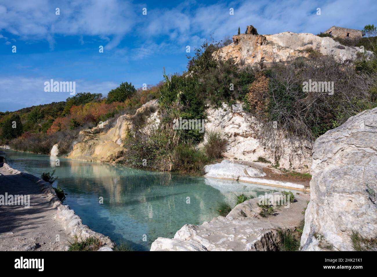 Alte heiße Thermalquellen und blauer Pool im Naturpark Dei Mulini, Bagno Vignoni, Toskana, Italien im Herbst Stockfoto