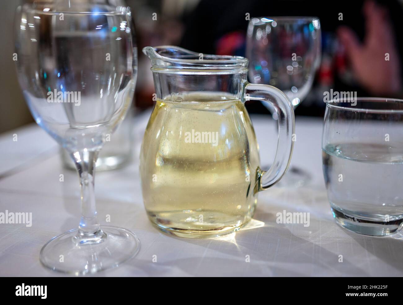 Italienischer Weißhauswein in Krug mit zwei Gläsern zum Abendessen aus der Nähe serviert Stockfoto