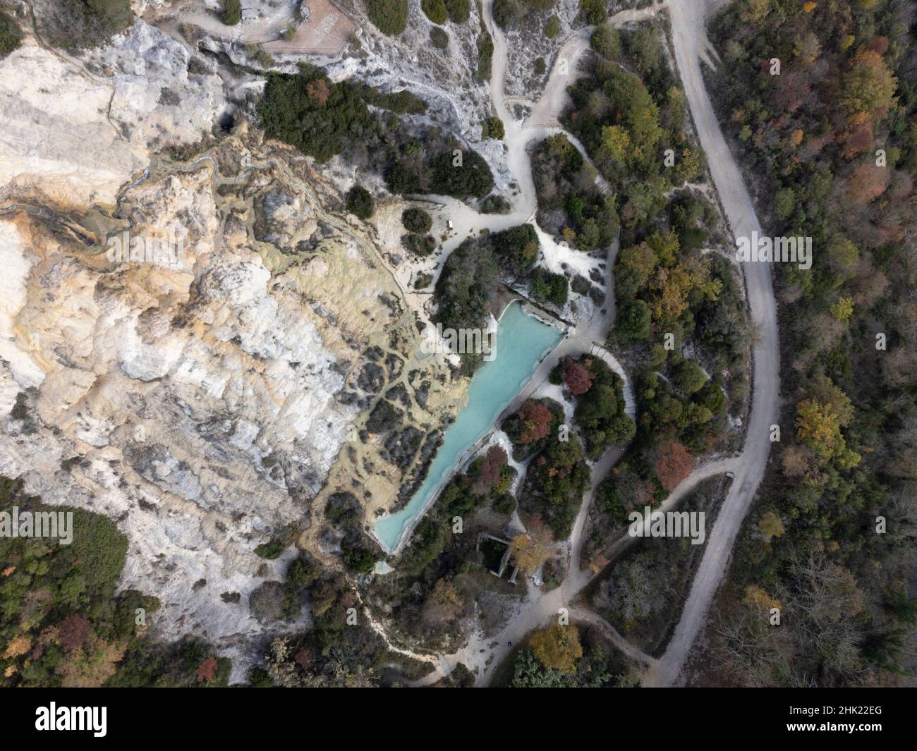 Luftaufnahme auf freien heißen Thermalquellen und Pool im Naturpark Dei Mulini, Bagno Vignoni, Toskana, Italien im Herbst Stockfoto