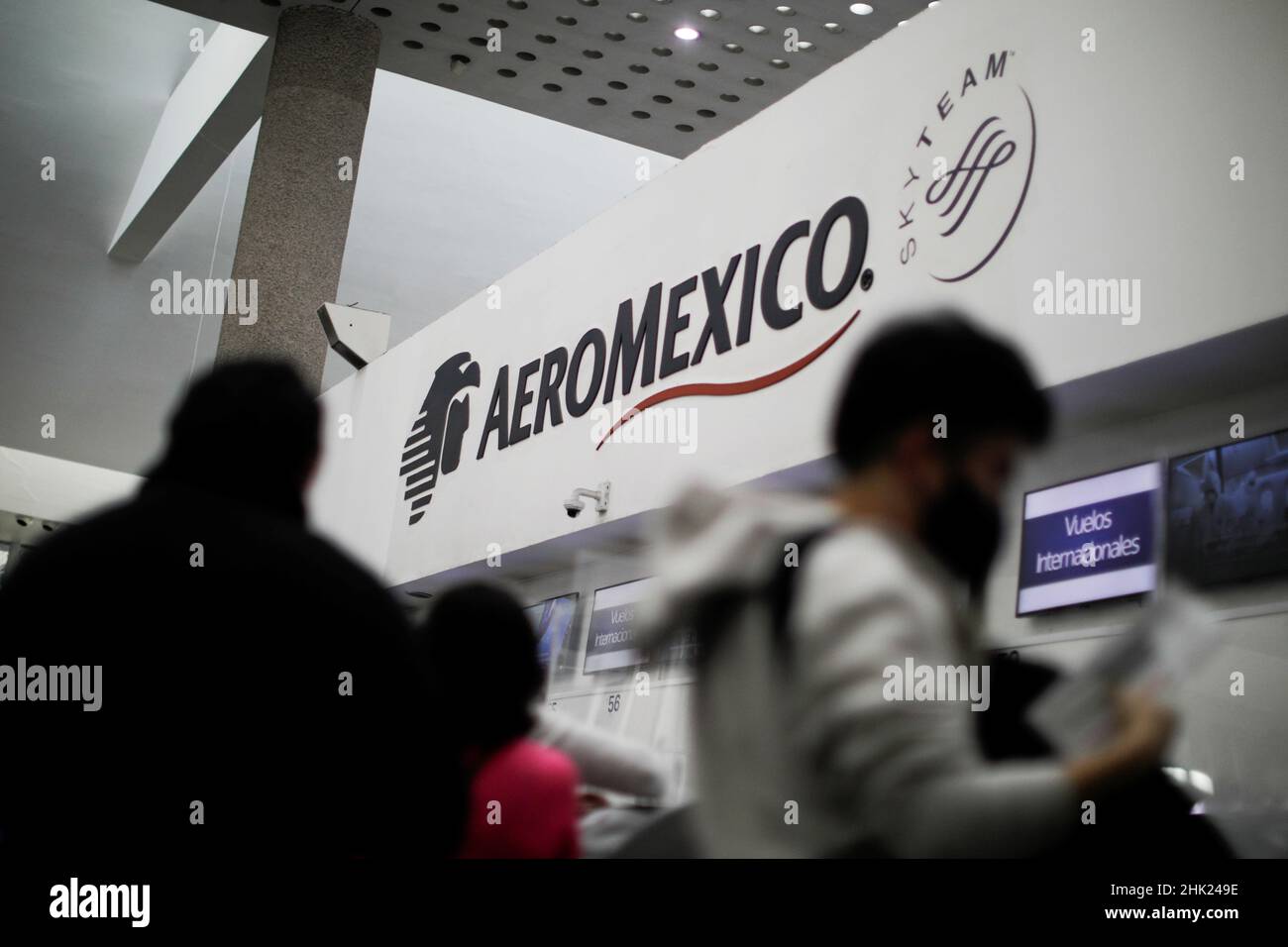 Passagiere dokumentieren ihr Gepäck am Schalter der mexikanischen  Fluggesellschaft Aeromexico am internationalen Flughafen Benito Juarez in  Mexiko-Stadt, Mexiko, am 1. Februar 2022. REUTERS/Luis Cortes  Stockfotografie - Alamy
