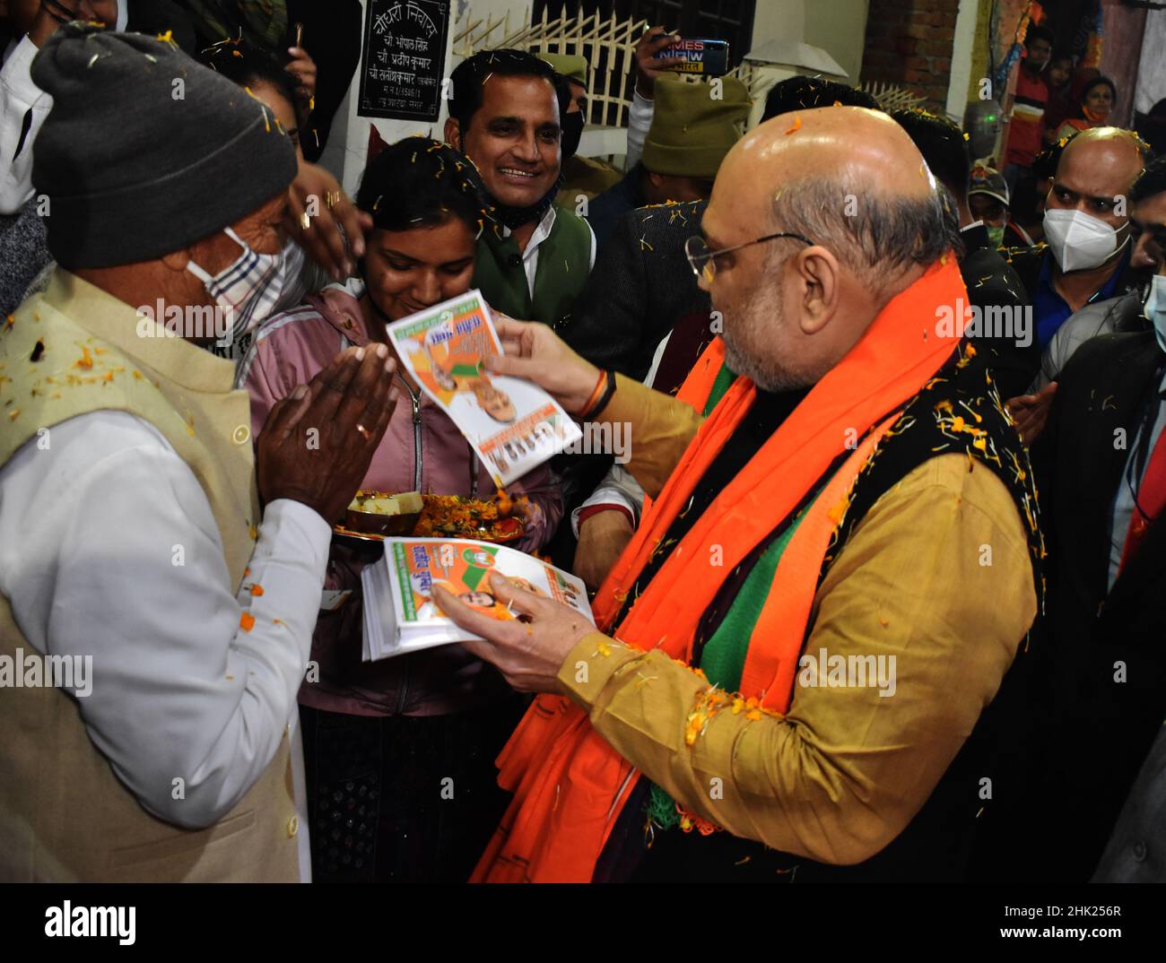 Saharanpur, Uttar Pradesh, Indien. 29th Januar 2022. Vor den Wahlen zur Versammlung von Uttar Pradesh führte der Innenminister der Union, Amit Shah, am 29. Januar in Sharda Nagar in Saharanpur eine Tür-zu-Tür-Kampagne durch. Die Umfragen der Uttar Pradesh-Versammlung werden ab Februar 10 in 7 Phasen stattfinden. (Bild: © Arnav Kaushik/Pacific Press via ZUMA Press Wire) Stockfoto