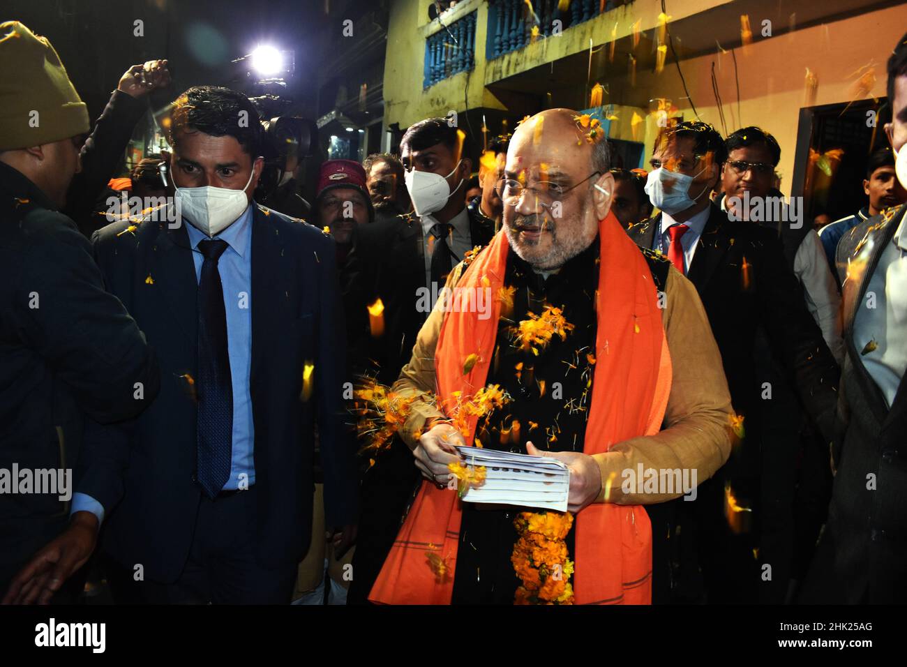 Saharanpur, Uttar Pradesh, Indien. 29th Januar 2022. Vor den Wahlen zur Versammlung von Uttar Pradesh führte der Innenminister der Union, Amit Shah, am 29. Januar in Sharda Nagar in Saharanpur eine Tür-zu-Tür-Kampagne durch. Die Umfragen der Uttar Pradesh-Versammlung werden ab Februar 10 in 7 Phasen stattfinden. (Bild: © Arnav Kaushik/Pacific Press via ZUMA Press Wire) Stockfoto