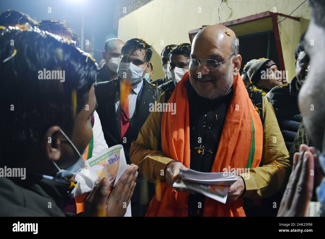 Saharanpur, Uttar Pradesh, Indien. 29th Januar 2022. Vor den Wahlen zur Versammlung von Uttar Pradesh führte der Innenminister der Union, Amit Shah, am 29. Januar in Sharda Nagar in Saharanpur eine Tür-zu-Tür-Kampagne durch. Die Umfragen der Uttar Pradesh-Versammlung werden ab Februar 10 in 7 Phasen stattfinden. (Bild: © Arnav Kaushik/Pacific Press via ZUMA Press Wire) Stockfoto