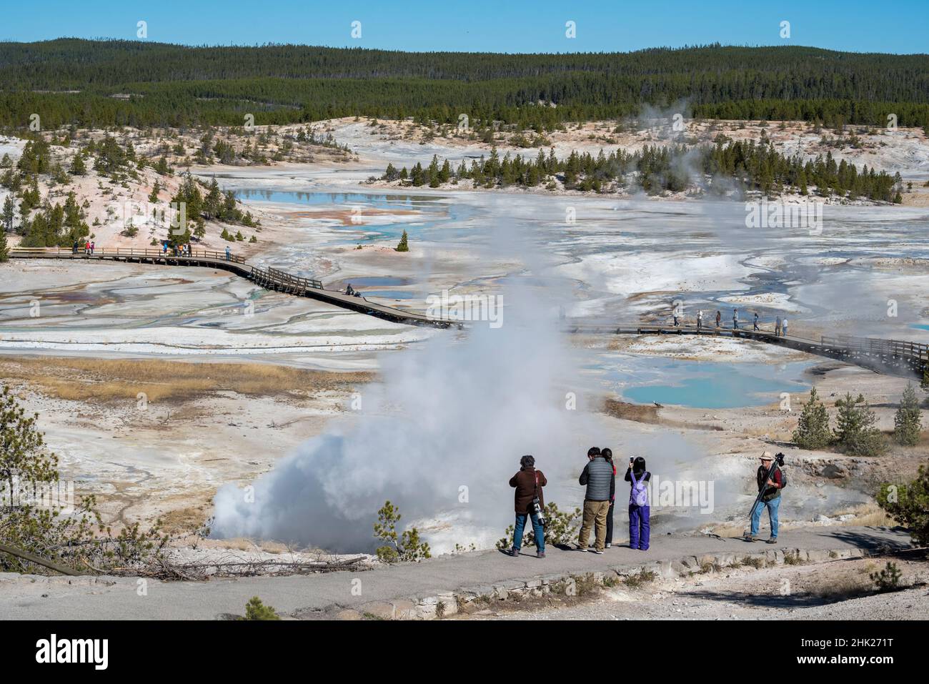 Besucher auf dem Trail im Norris Geyser Basin im Yellowstone National Park, Wyoming, USA. Stockfoto