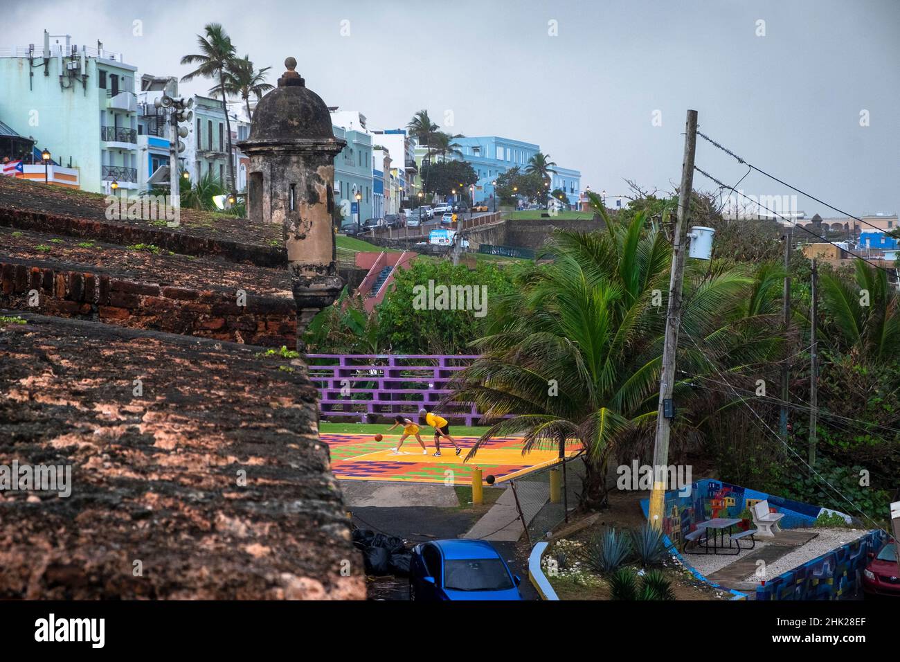 Freunde spielen Basketball in der Altstadt von San Juan, Puerto Rico, USA Stockfoto