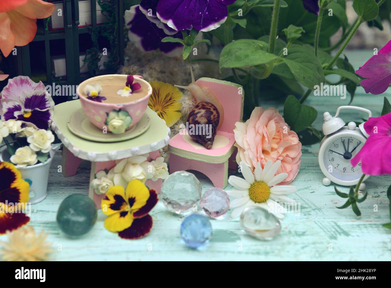 Schöne Blumen und niedliche lustige Schnecken im Garten. Schöne Fabel Stillleben für Grußkarten, Hochzeit oder Geburtstag Konzept. Vintage Sommer-Backgro Stockfoto