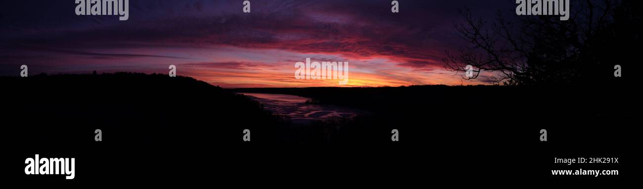 Sonnenuntergang über dem St. Croix River, Kinnickinnic State Park, in der Nähe von Prescott, Wisconsin Stockfoto