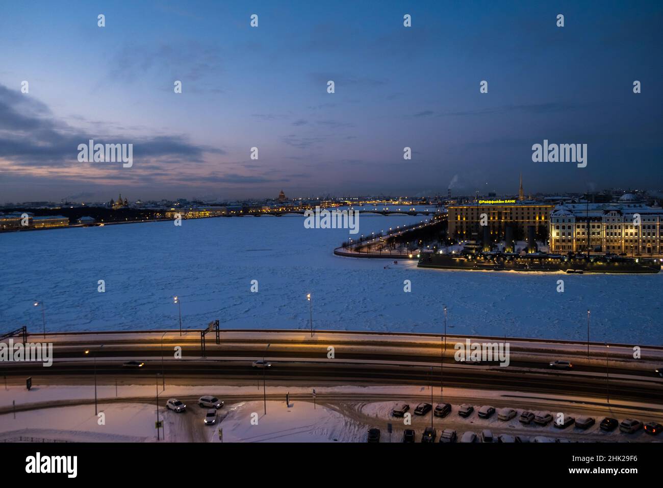 St. Petersburg, Russland - Dezember, 2021: Blick auf das historische Schlachtschiff Aurora Cruiser im gefrorenen Fluss Neva am frühen Morgen. Stockfoto