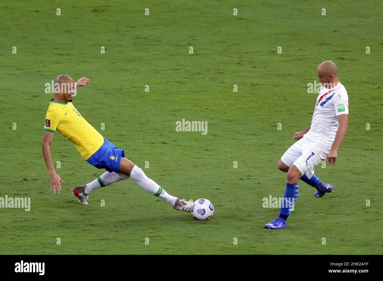 1st. Februar 2022; Mineirao Stadium, Belo Horizonte, Minas Gerais, Brasilien; Qatar World Cup Fußballfinale 2022 Qualifiers; Brasilien gegen Paraguay; Fabino aus Brasilien und Carlos Gonzalez aus Paraguay Stockfoto