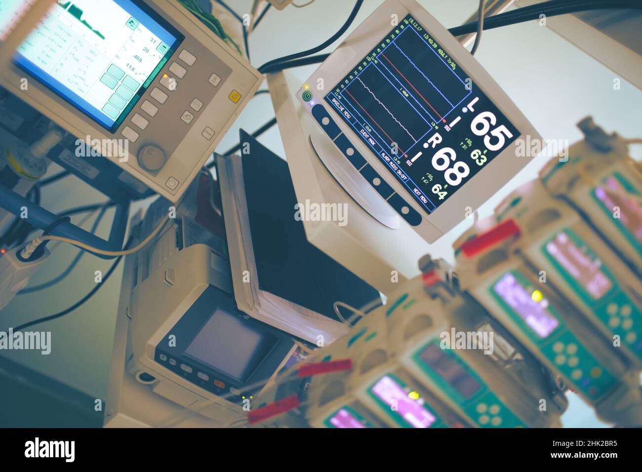 Komplizierte medizinische Geräte für die Überwachung der Lebenserhaltungstechnik auf der Intensivstation. Stockfoto