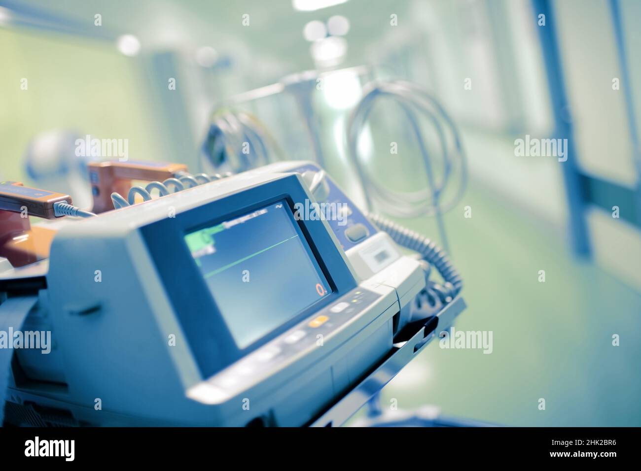 Medizinischer Monitor mit der Flatline darauf als Konzept eines klinischen Todes eines Patienten. Stockfoto