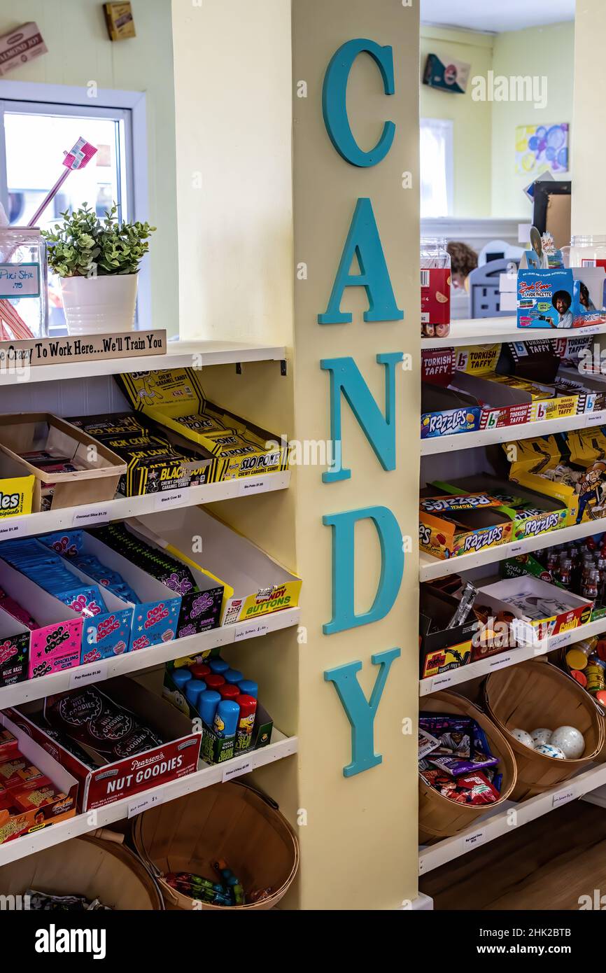 Candy-Schild mit aufhellenden Regalen mit altmodischen Süßigkeiten im Valley Sweets Ice Cream and Candy Shop in St. Croix Falls, Wisconsin, USA. Stockfoto