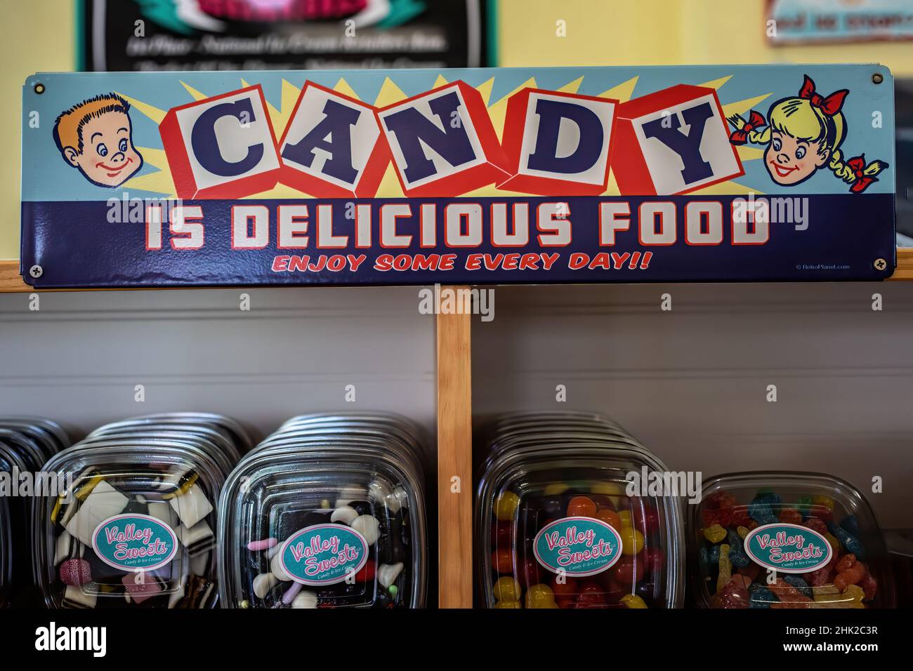 Candy is Delicious Food-Schild in einem Eis- und Süßwarenladen, Valley Sweets Ice Cream und Candy. Stockfoto