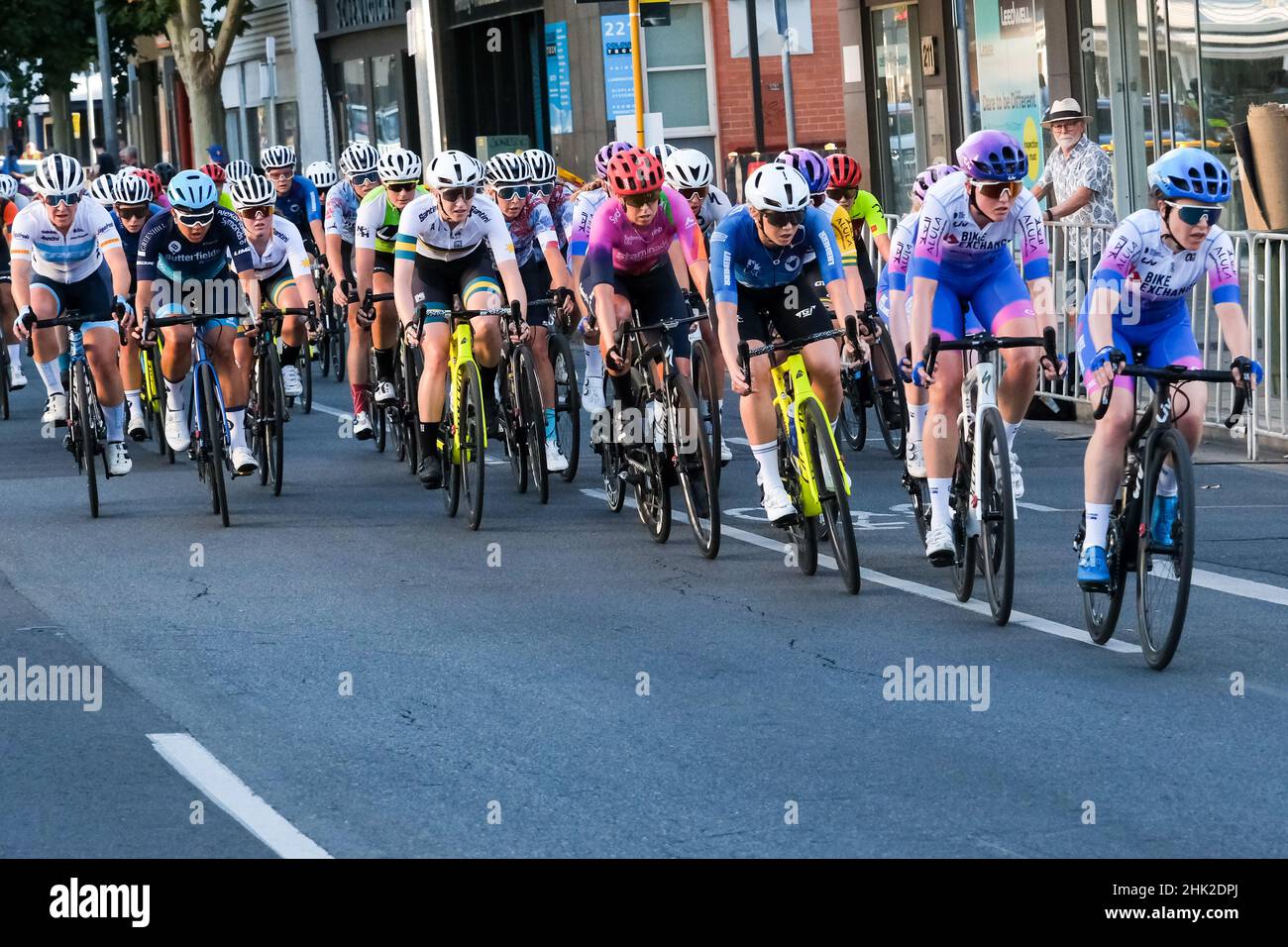 Riders in the Women's Night Rider's Criterium verhandeln die Straßen von Adelaide für das Festival of Cycling 2022 in Australien Stockfoto