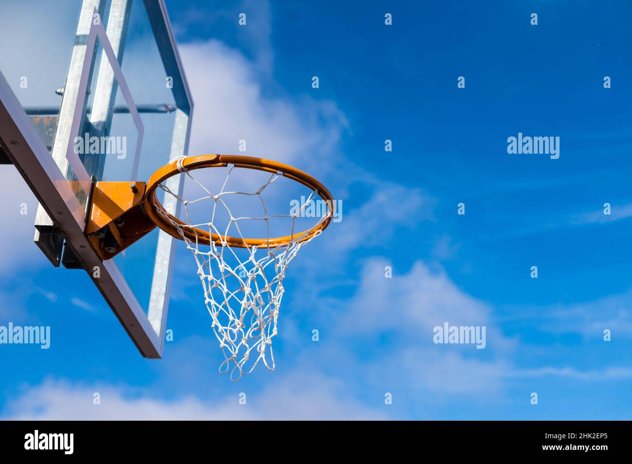 Blick auf Basketballkorb und Backboard Stockfoto