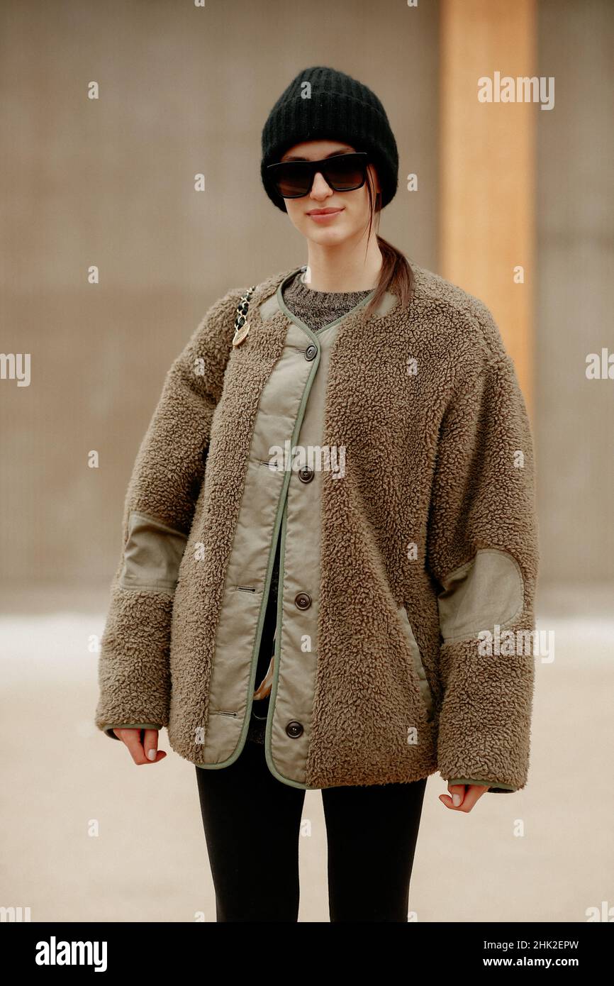 Street style, model Adele Aldighieri after Chanel Spring Summer 2022 Haute Couture show, Held im Grand Palais Ephemere, Paris, France, on January 25, 2022. Foto von Marie-Paola Bertrand-Hillion/ABACAPRESS.COM Stockfoto