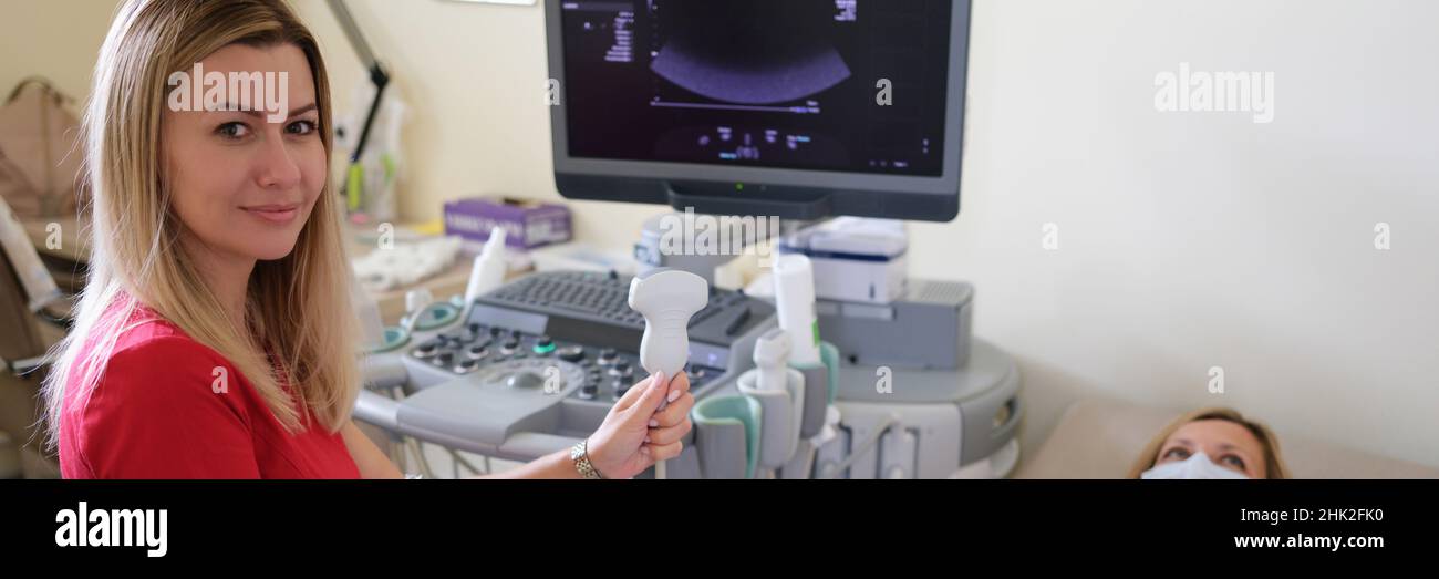 Ärztin führt medizinische Diagnostik mit Ultraschall durch Stockfoto