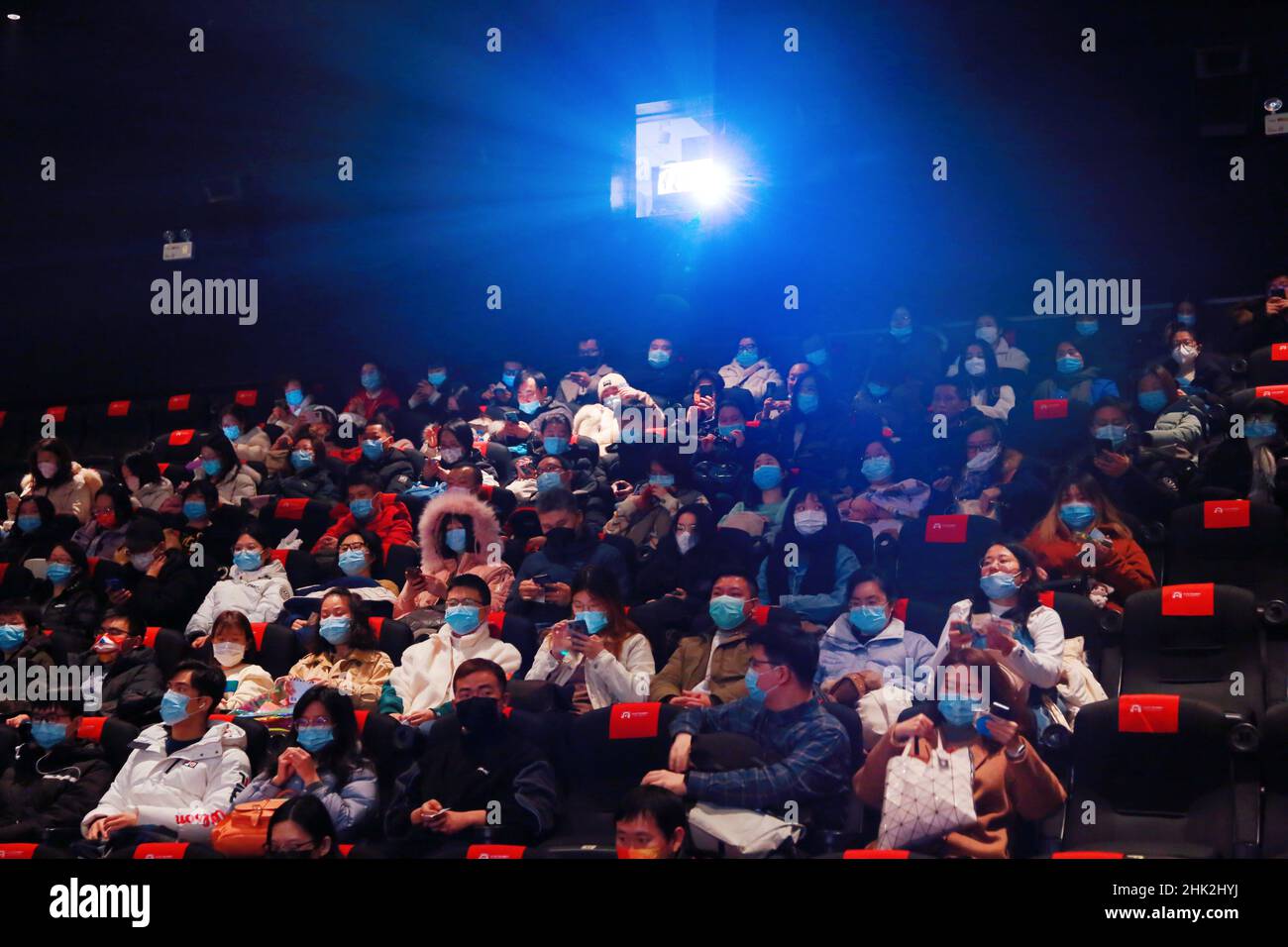 SHANGHAI, CHINA - 1. FEBRUAR 2022 - Bürger sehen sich einen Film in Shanghai, China, 1. Februar 2022 an. Die Gesamtkasino der chinesischen Neujahrsfilme ist exce Stockfoto