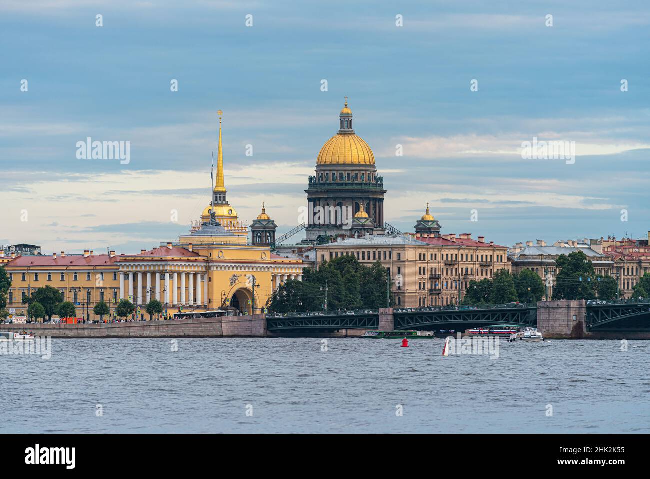 St. Petersburg, Russland - 14. August 2020: Blick auf die Newa, die Gebäude der Admiralität und der Isaakskathedrale und die Palastbrücke. Stockfoto