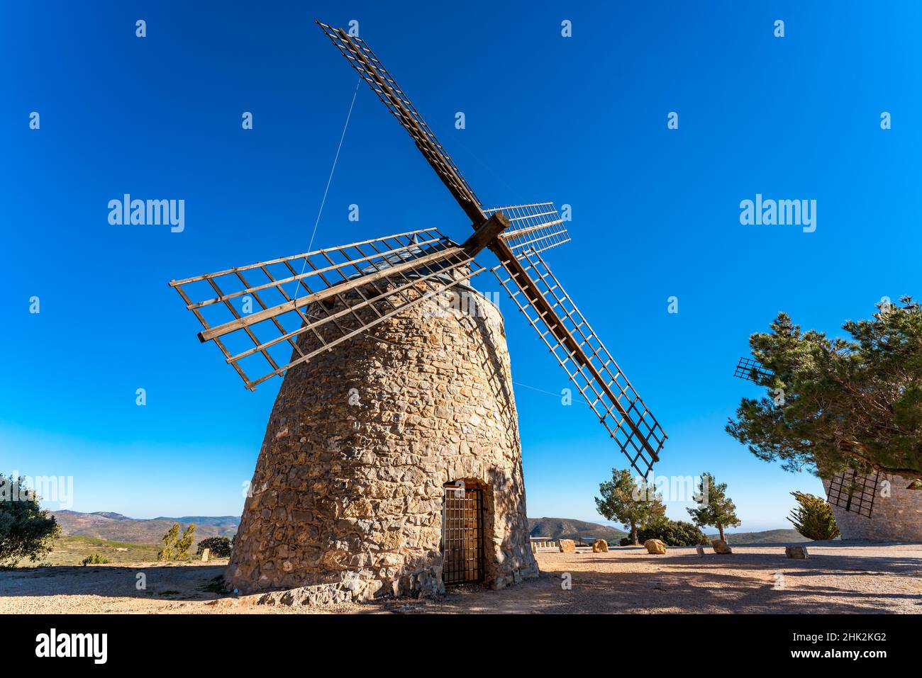 Traditionelle Steinwindmühlen auf einem Hügel in Alcublas, Valencia, Spanien Stockfoto