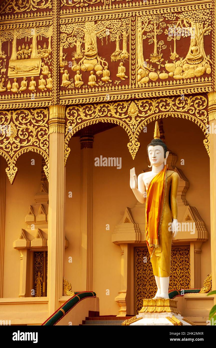 Statue vor Wat That Luang Neua, einer der Tempel, die Pha That Luang umgeben (große Stupa in Lao) ist eine buddhistische Stupa, Vientiane, Hauptstadt Stockfoto