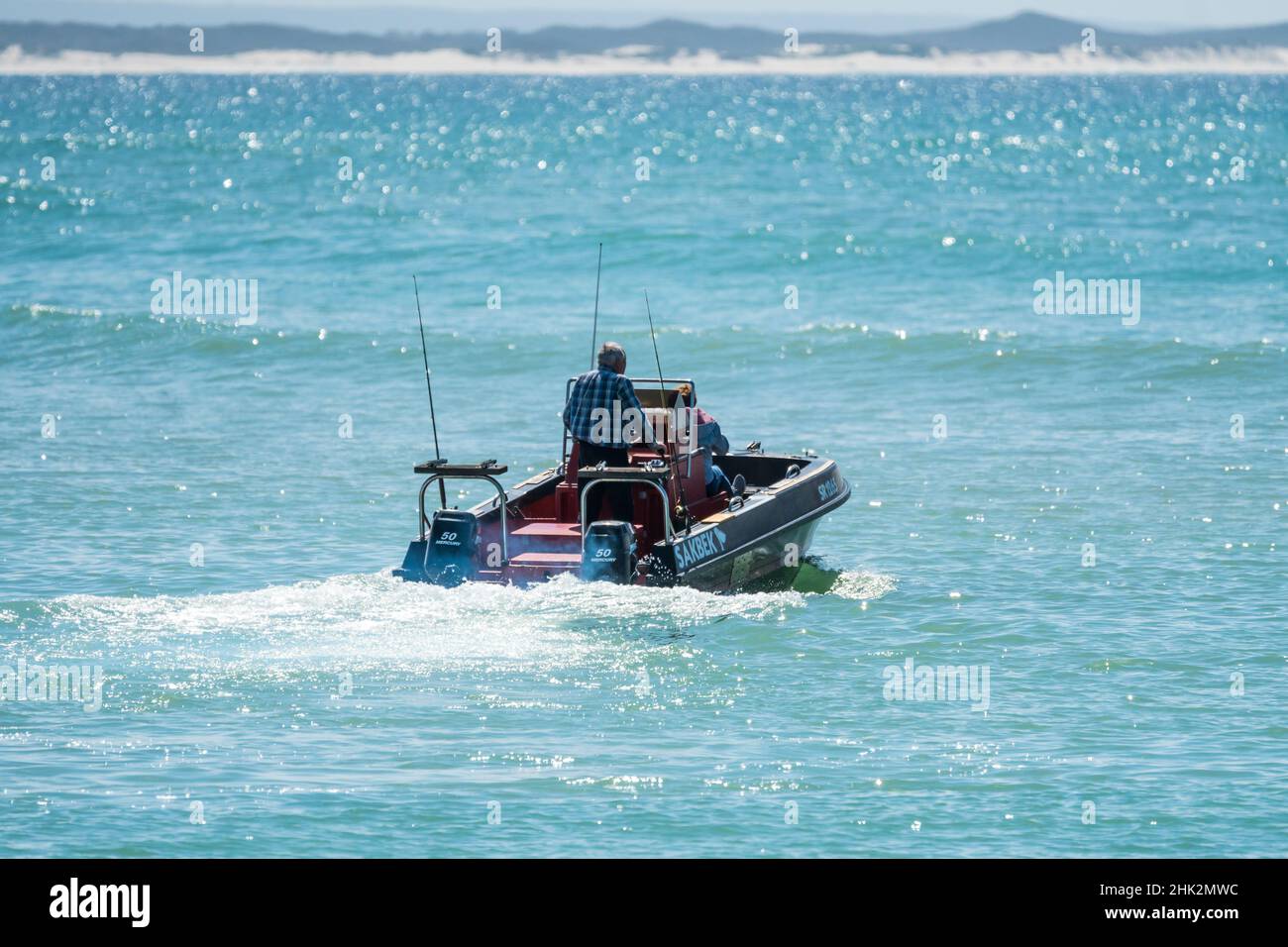 Gummiente Freizeitboot auf dem Meer mit Senioren auf Fischerei Expedition Konzept Freizeitaktivitäten auf dem Meer Stockfoto