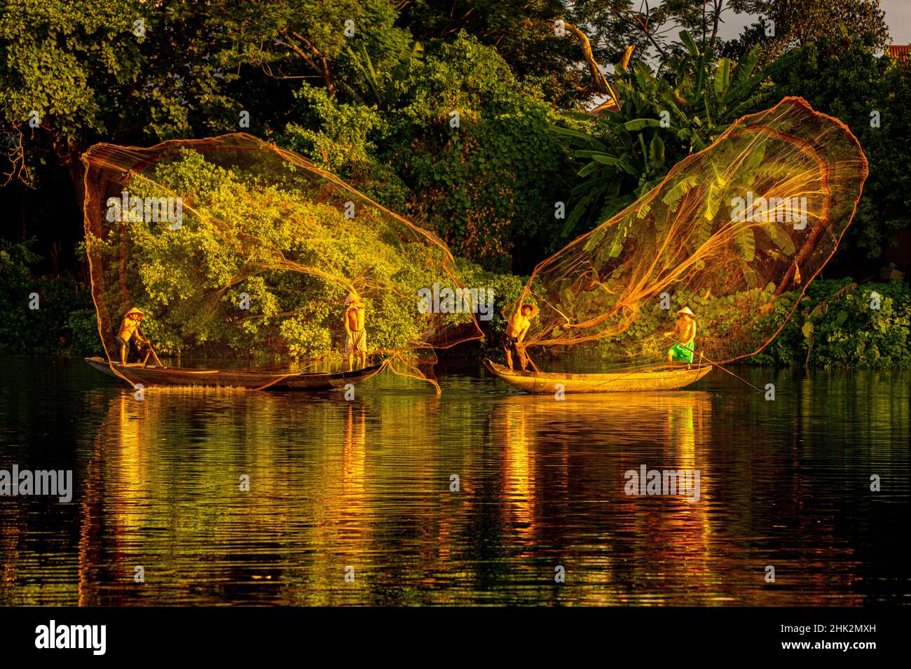 Vietnam. Schmetterlingsnetz Angeln. Fischer arbeiten in vollständiger Synchronisation. Stockfoto