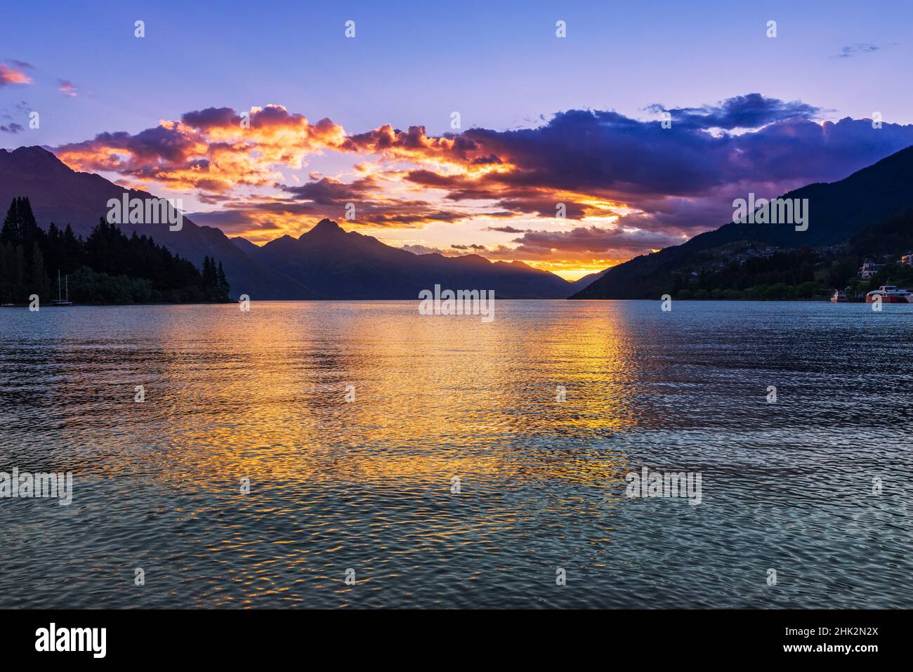 Sonnenuntergang über dem Lake Wakatipu von Queenstown, Otago, South Island, Neuseeland Stockfoto