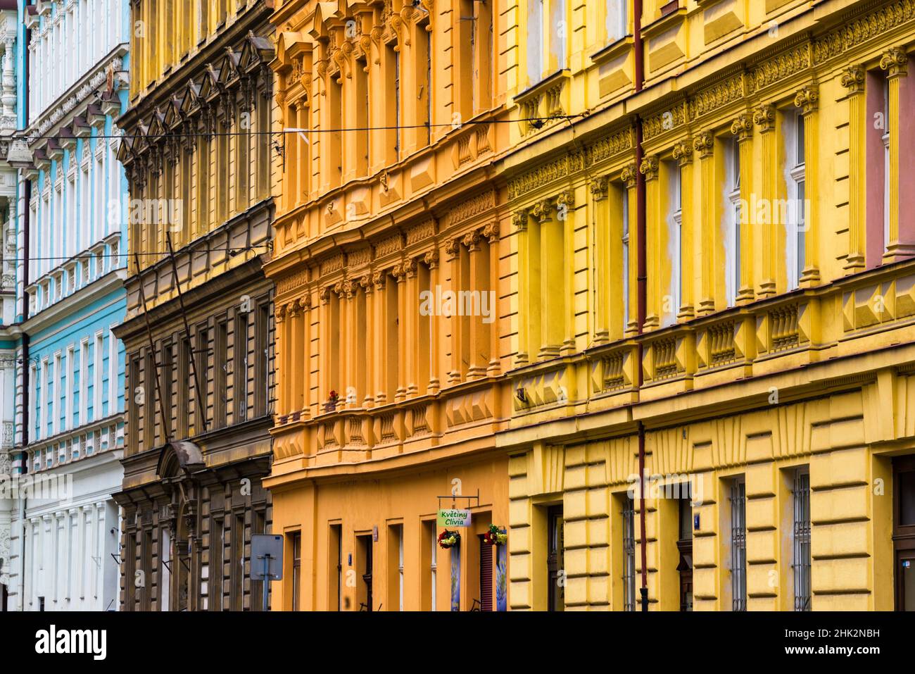 Europa, Tschechische Republik, Prag. Fassade aus bunten Gebäuden. Stockfoto