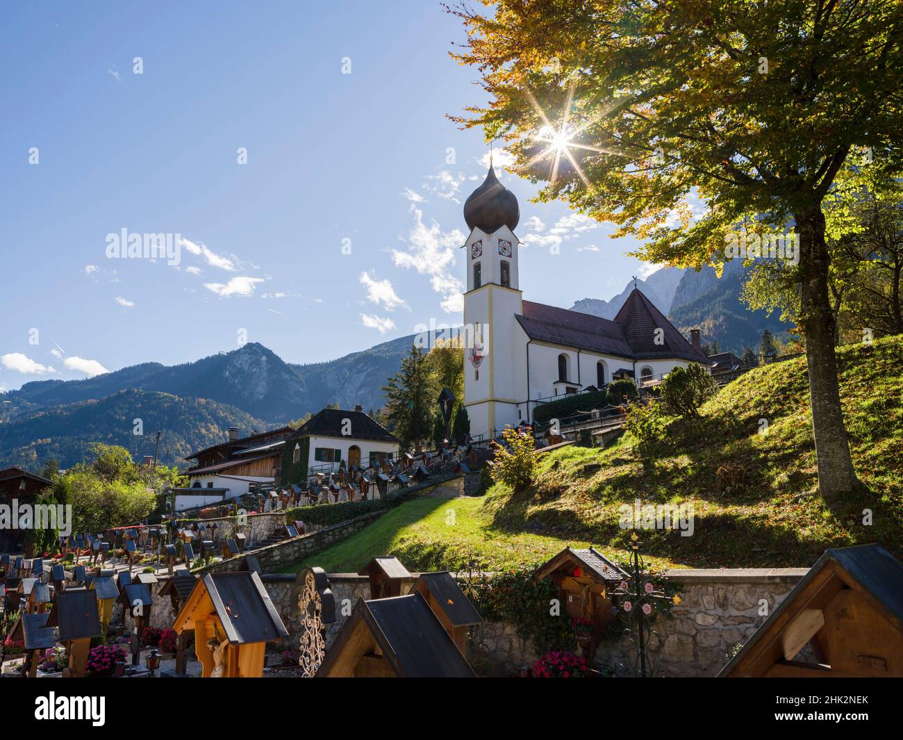 Kirche St. Johannes der Taufer. Dorf Grainau bei Garmisch-Partenkirchen und der Zugspitze im Wettersteingebirge, Stockfoto