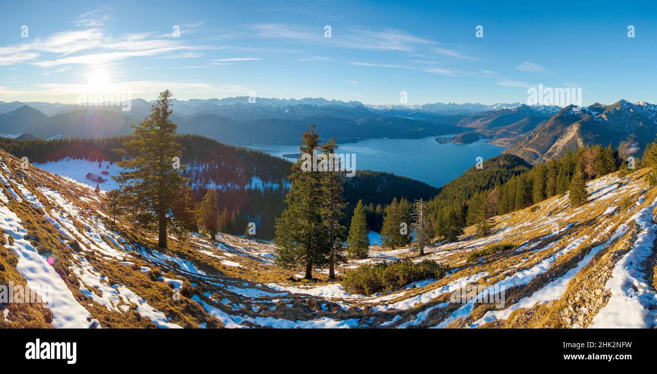Blick vom Mt. Jochberg am Walchensee in Richtung Walchensee, Wettersteingebirge und Karwendelgebirge. Deutschland, Bayern Stockfoto