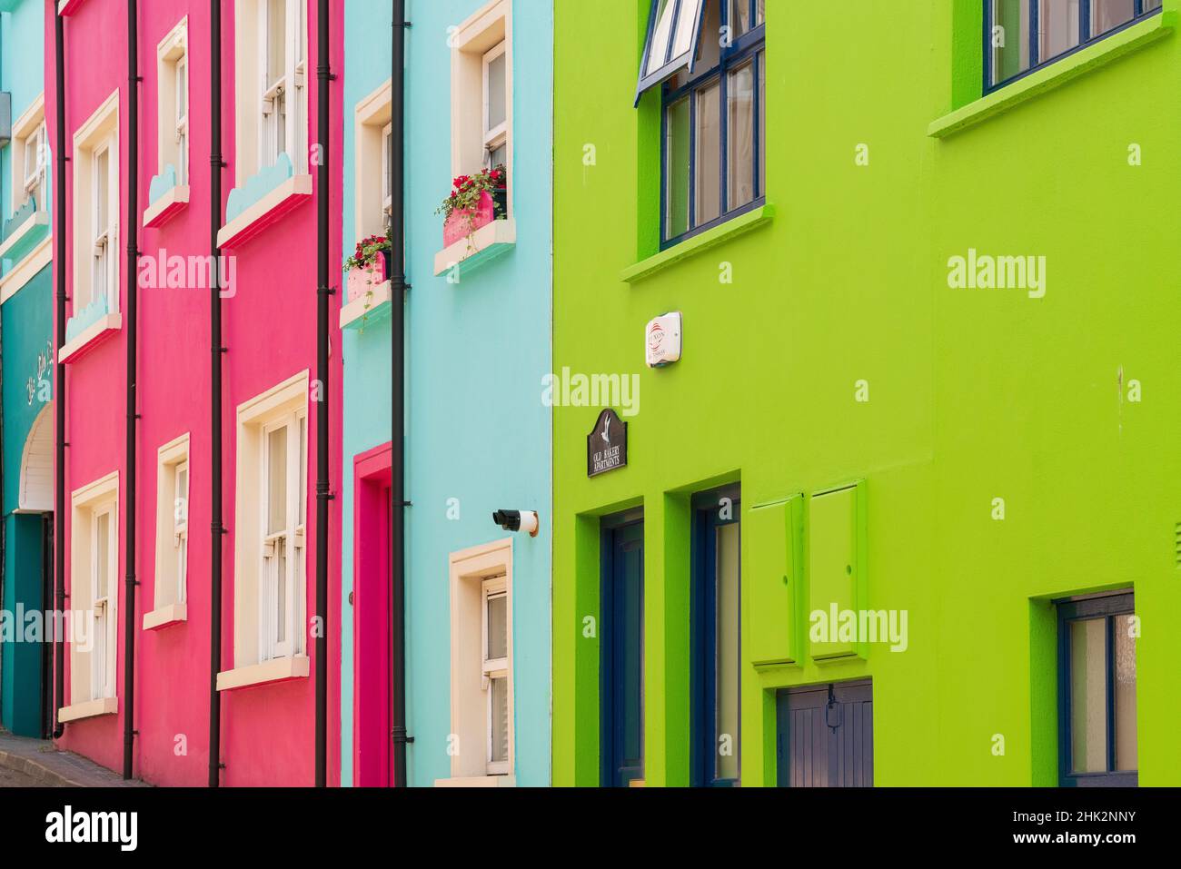 Europa, Irland, Kinsale. Außenansicht von farbenfrohen Gebäuden. Stockfoto