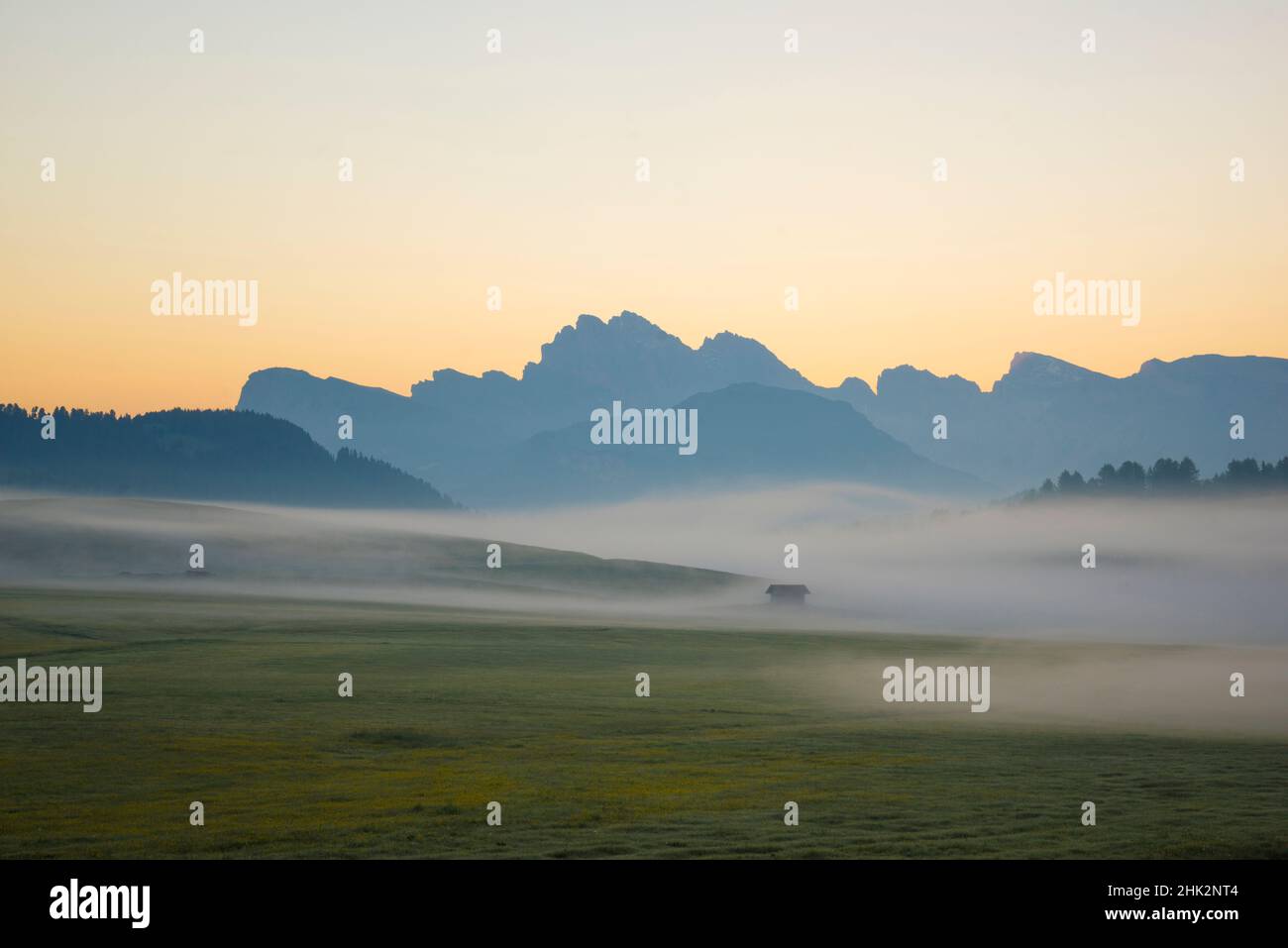 Europa, Italien, Südtirol. Sonnenaufgang auf dem Sasso Lungo und dem Sasso Piatto Gebirge. Stockfoto