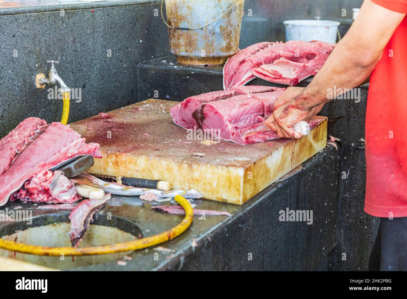Naher Osten, Arabische Halbinsel, Oman, Maskat, Muttrah. Bereiten Sie frischen Thunfisch zum Verkauf im Fischsuk in Muttrah vor. (Nur Für Redaktionelle Zwecke) Stockfoto