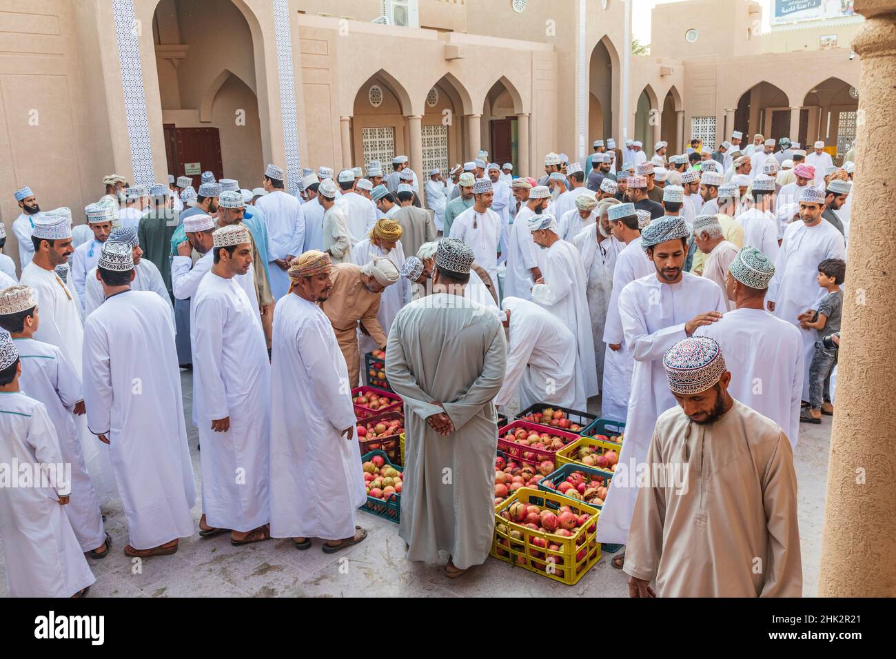 Naher Osten, Arabische Halbinsel, Oman, Ad Dakhiliyah, Nizwa. Männer, die am Souk in Nizwa über Granatäpfel feilschen. (Nur Für Redaktionelle Zwecke) Stockfoto