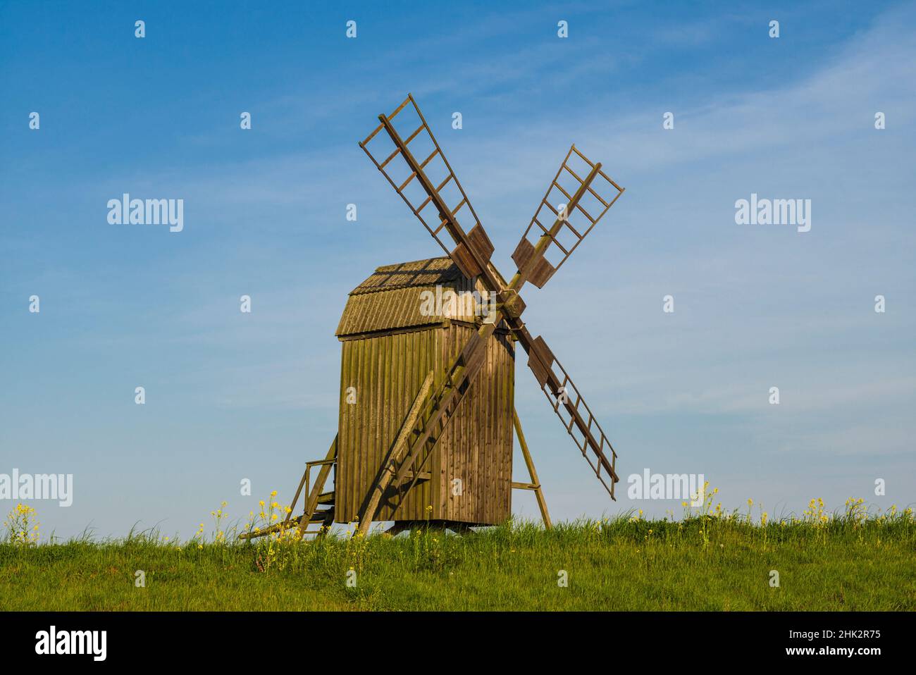 Schweden, Oland Island, Lerkaka, antike Holzwindmühlen Stockfoto