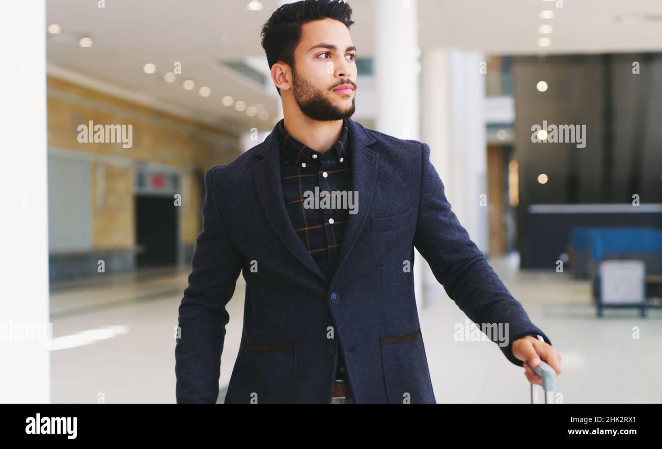 Ich plane meinen Tag in meinem Kopf. Ausgeschnittene Aufnahme eines hübschen jungen Geschäftsmannes, der tagsüber im Büro steht und wegschaut. Stockfoto