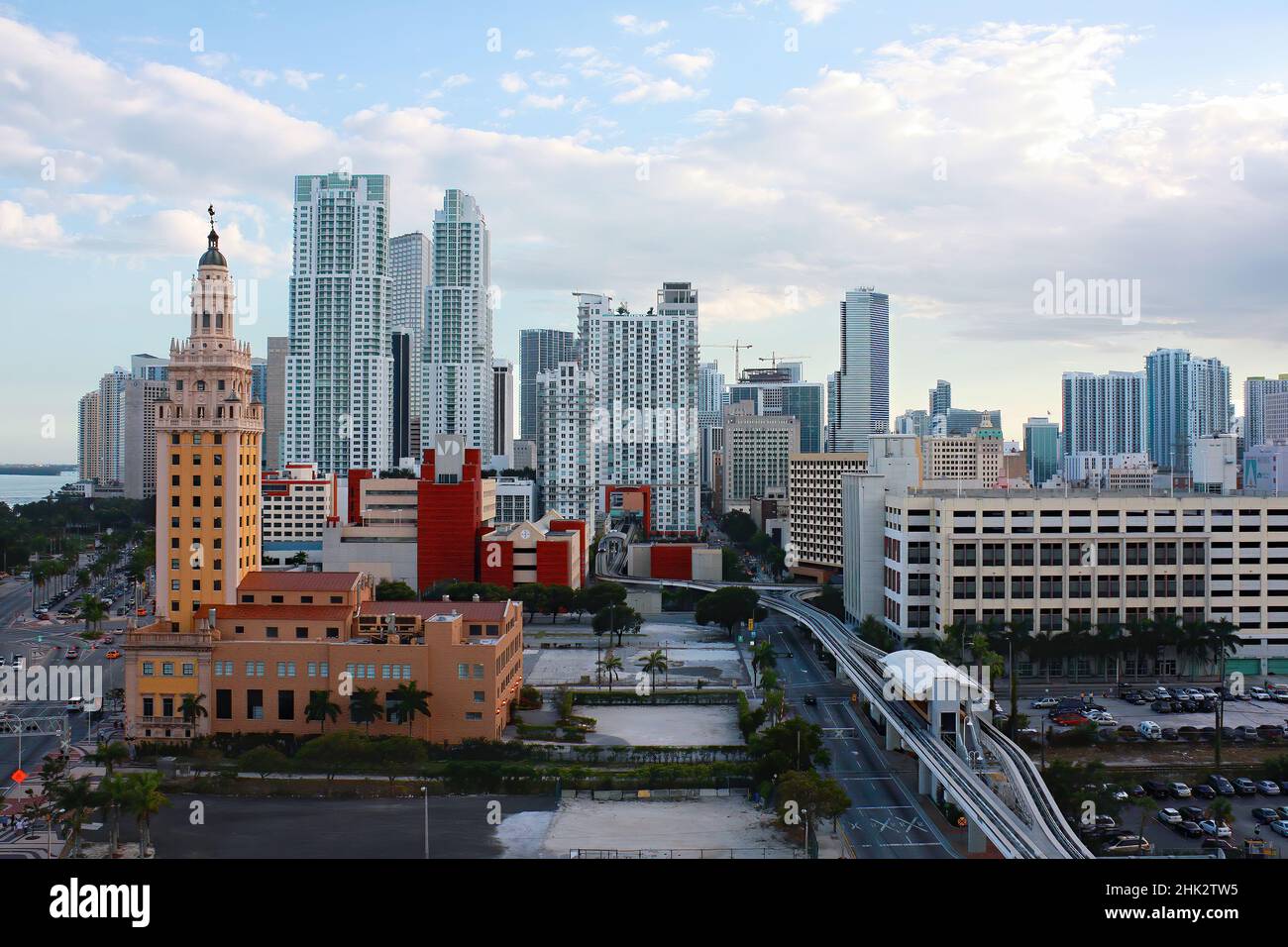 Stadtbild der Innenstadt von Miami mit dem Freedom Tower und Wolkenkratzern. Stockfoto