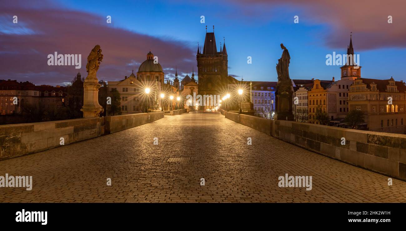 Europa, Tschechische Republik, Prag. Panorama des Sonnenaufgangs auf der Karlsbrücke. Stockfoto