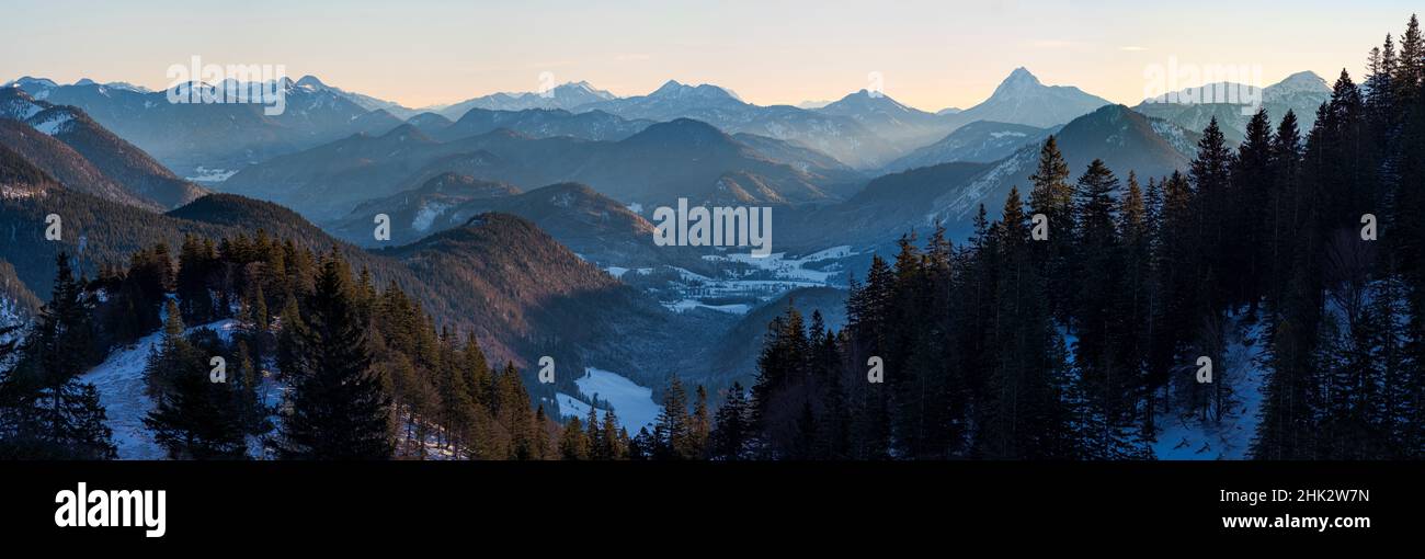 Blick Richtung Jachenau, Mt. Jochberg und Mt. Guffert. Blick vom Mt. Herzogstand am Walchensee. Deutschland, Bayern Stockfoto