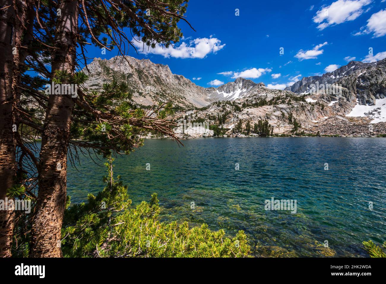 Treasure Lake unter der Sierra Crest, John Muir Wilderness, Sierra Nevada Mountains, Kalifornien, USA. Stockfoto