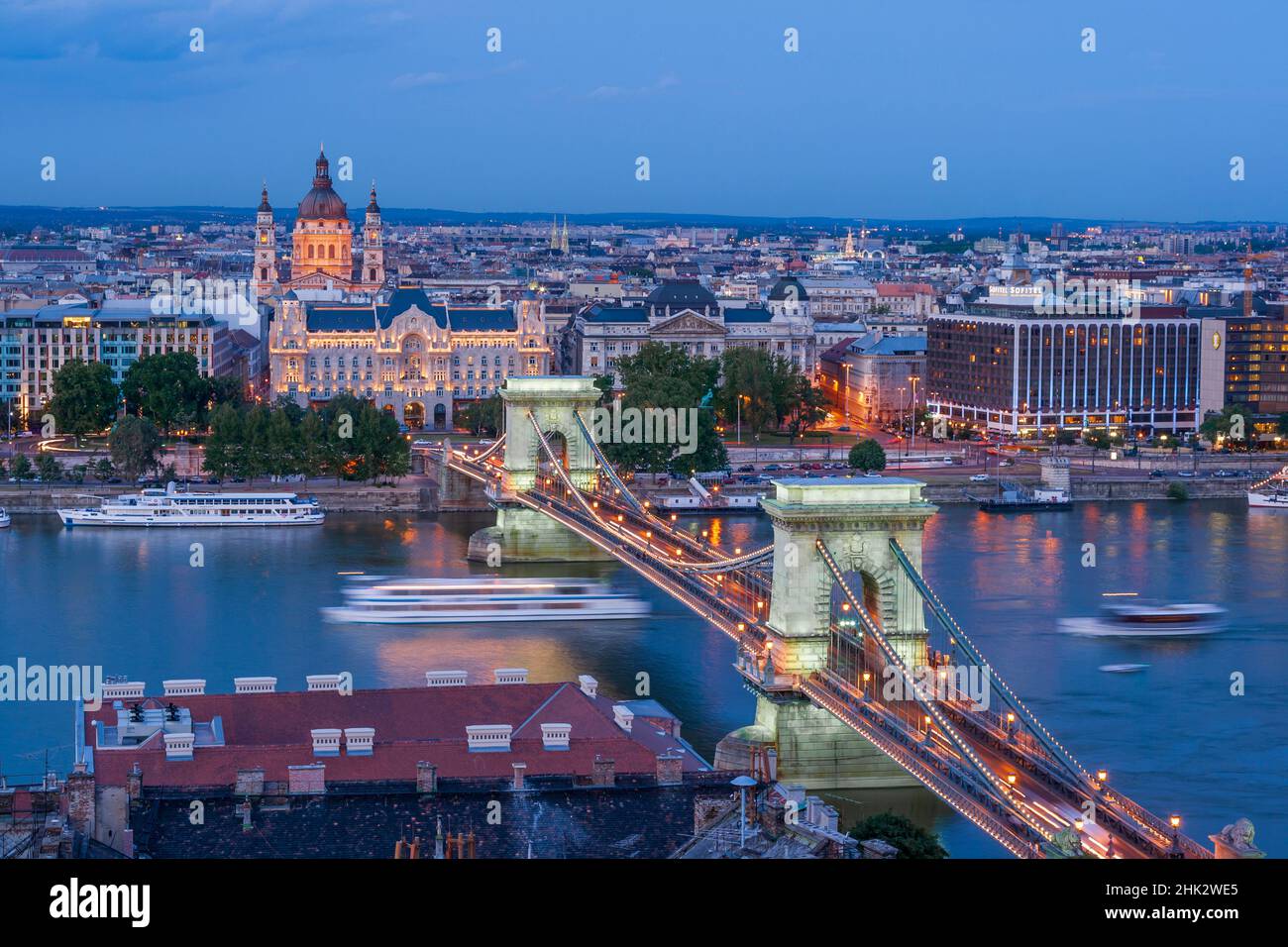 Ungarn, Budapest. Szechenyi Kettenbrücke über die Donau. Nachts beleuchtet, zwischen 1839-49 erbaut, wird es von zwei Türmen und stret unterstützt Stockfoto