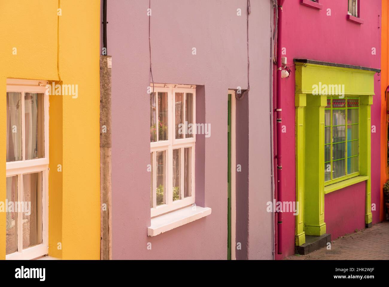 Europa, Irland, Kinsale. Außenansicht von farbenfrohen Gebäuden. Stockfoto